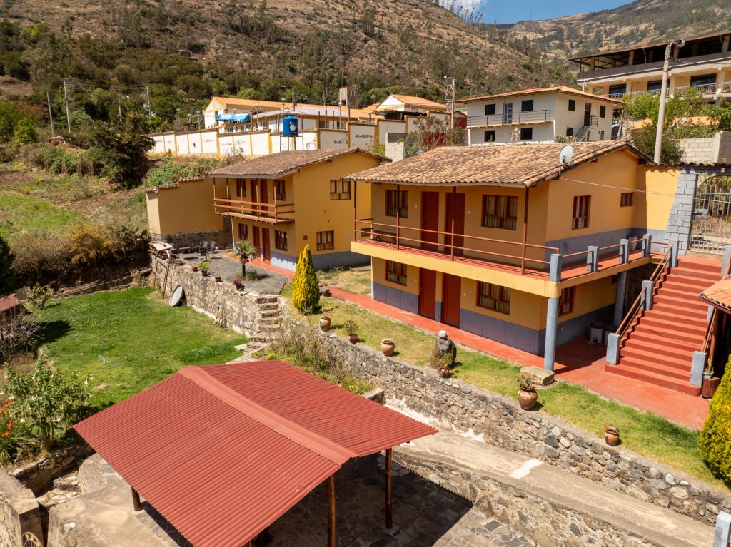 Los dos bloques de habitaciones con sus balcones, vistos desde el aire