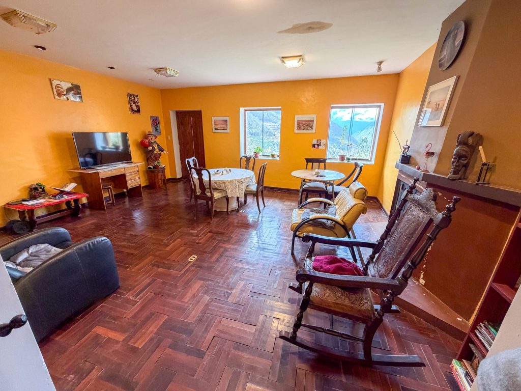 Sala de estar con mecedoras y piso de parqué