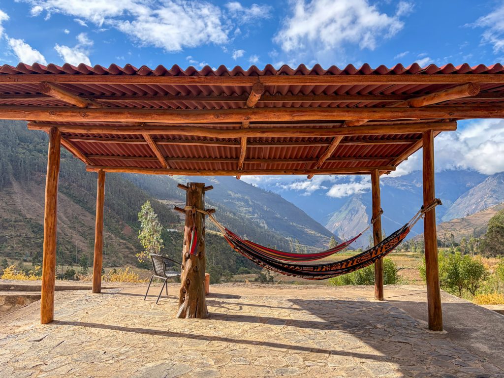Hamaca bajo la pérgola de madera
