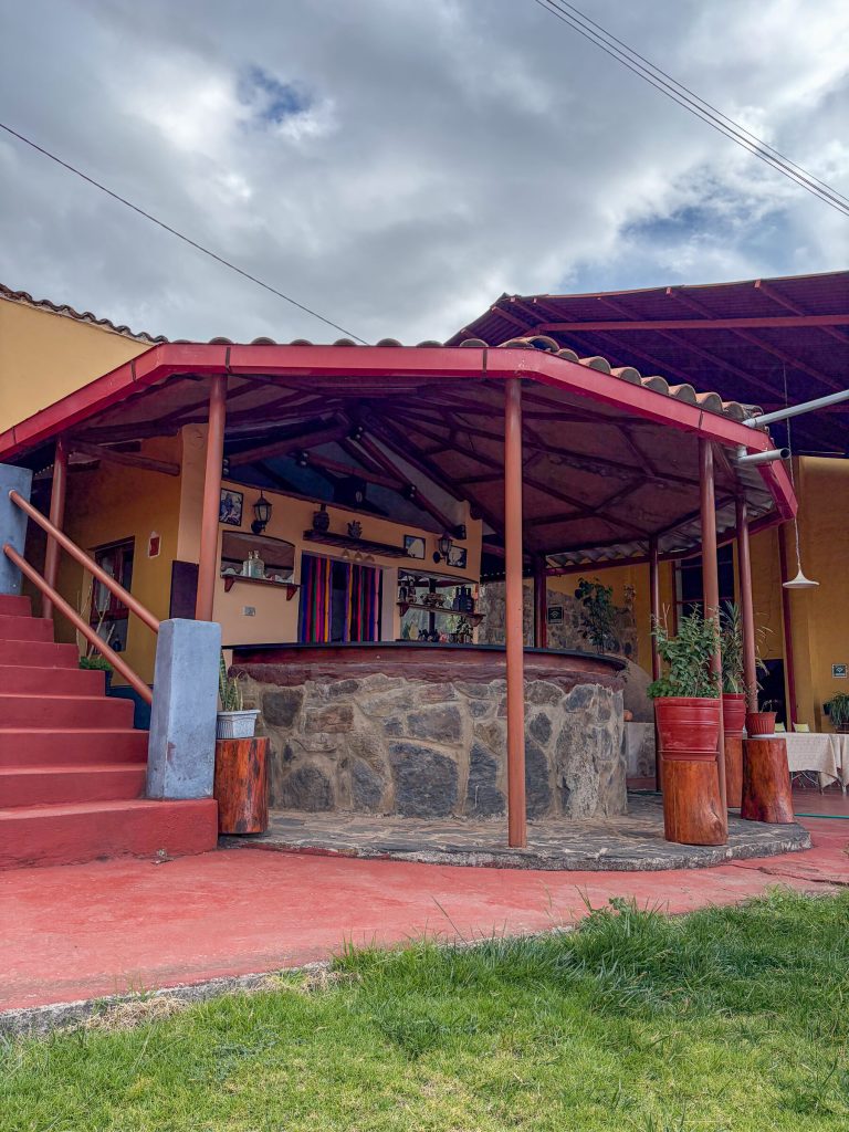 Patio con la escalera roja hacia el segundo piso