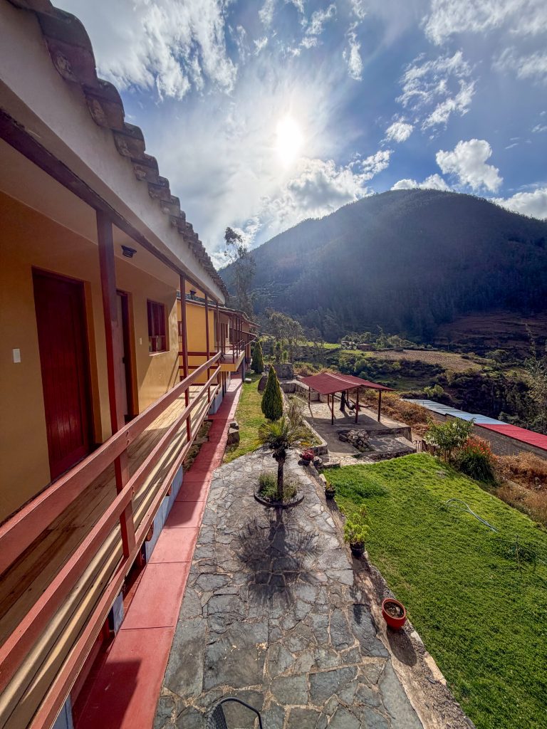 Fila de habitaciones con el sol saliendo detrás del cerro