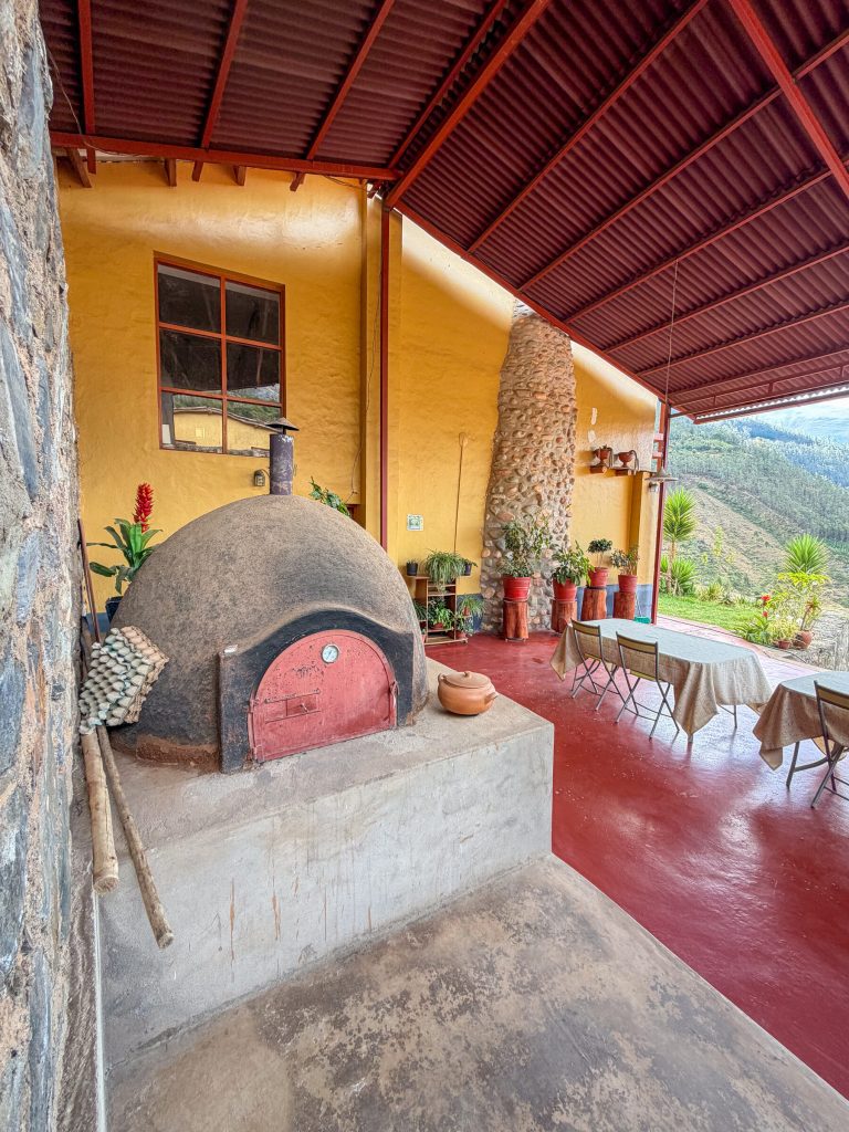 Horno de barro en la terraza